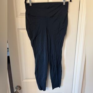 Base pace high rise tight “28 - size 12
Color (true navy)